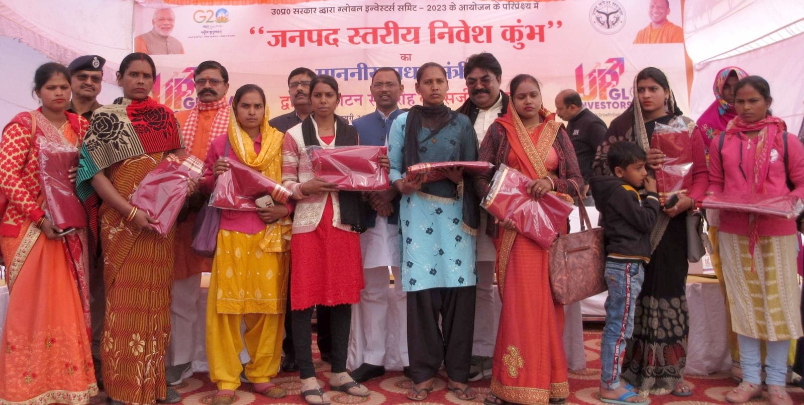 (10 बीडीएन-23)बदायूूँ क्लब में जनपद स्तरीय निवेश कुंभ में लगी प्रदर्शनी का अवलोकन करते विधायक ह