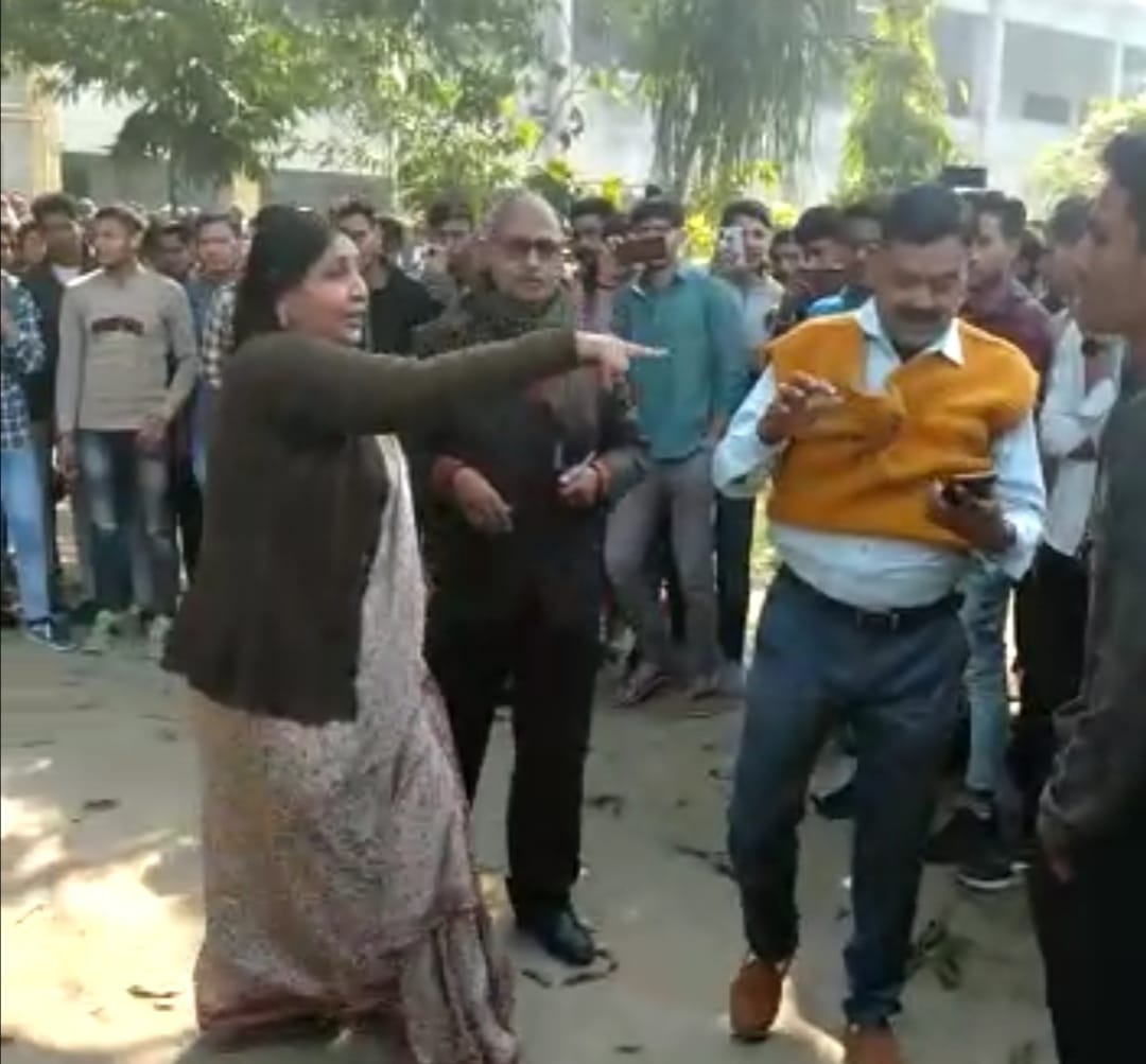 9बी - कृषक पी जी कालेज में कालेज के सचिव व चतुर्थ श्रेणी कर्मचारी के मध्य होती खींचातानी। (मव 9बी - कृषक पी जी कालेज में कालेज के सचिव व चतुर्थ श्रेणी कर्मचारी के मध्य होती खींचातानी। (मव