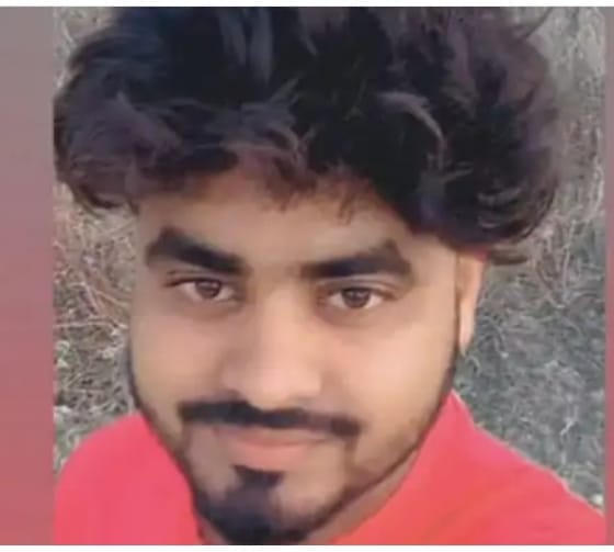 दुर्घटना के बाद भाग रही बस पलट गई। दुर्घटना के बाद भाग रही बस पलट गई।