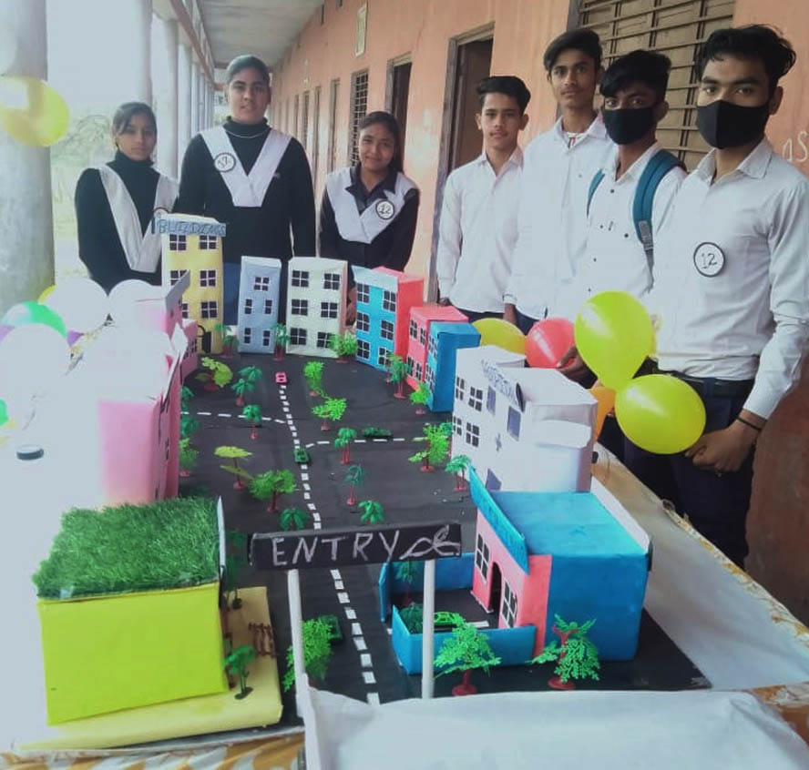 बडकली इंटर कॉलेज में विज्ञान एवं आघ्यात्म प्रदर्शनी का शुभारंभ करते अतिथि