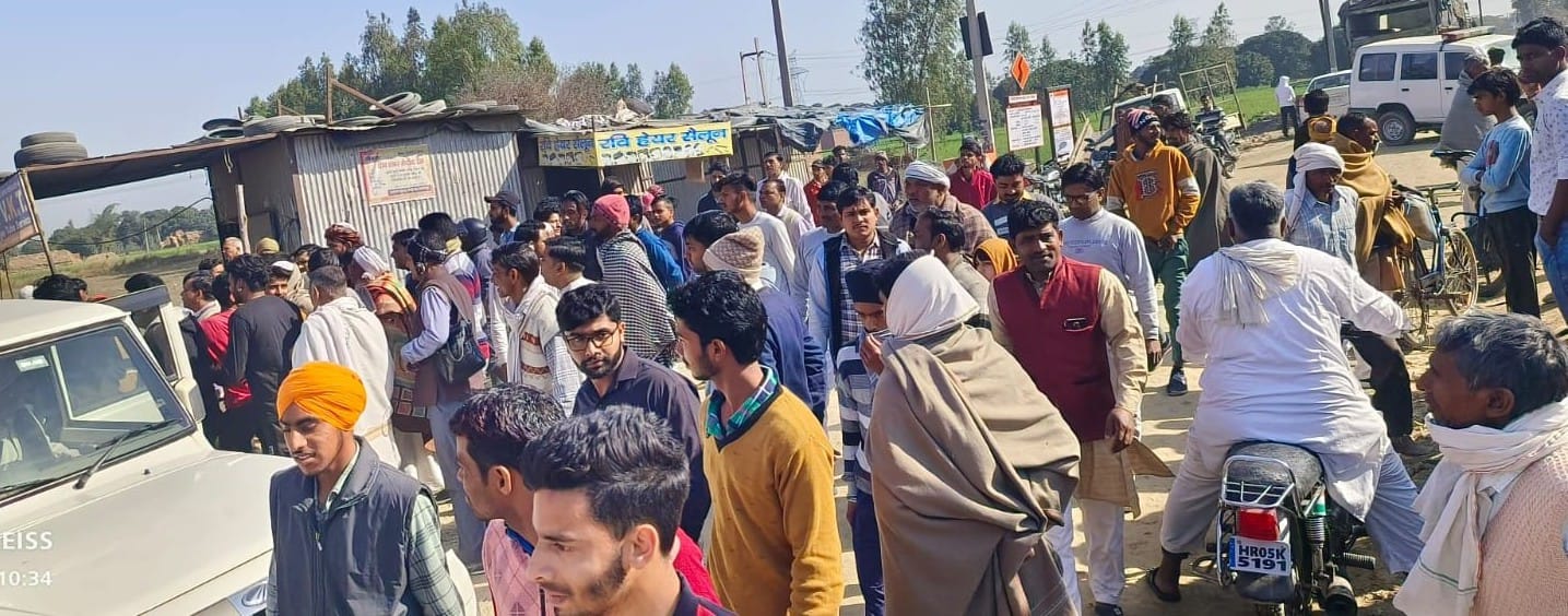 चौसाना आपस में भिड़ते डंफर चालकों के गुट। चौसाना आपस में भिड़ते डंफर चालकों के गुट।
