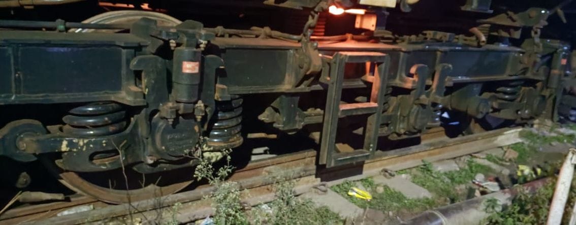 रोजा में इंजन के चक्के पटरी से उतरने के बाद कार्य करते रेलवे के कर्मचारी। संवाद रोजा में इंजन के चक्के पटरी से उतरने के बाद कार्य करते रेलवे के कर्मचारी। संवाद