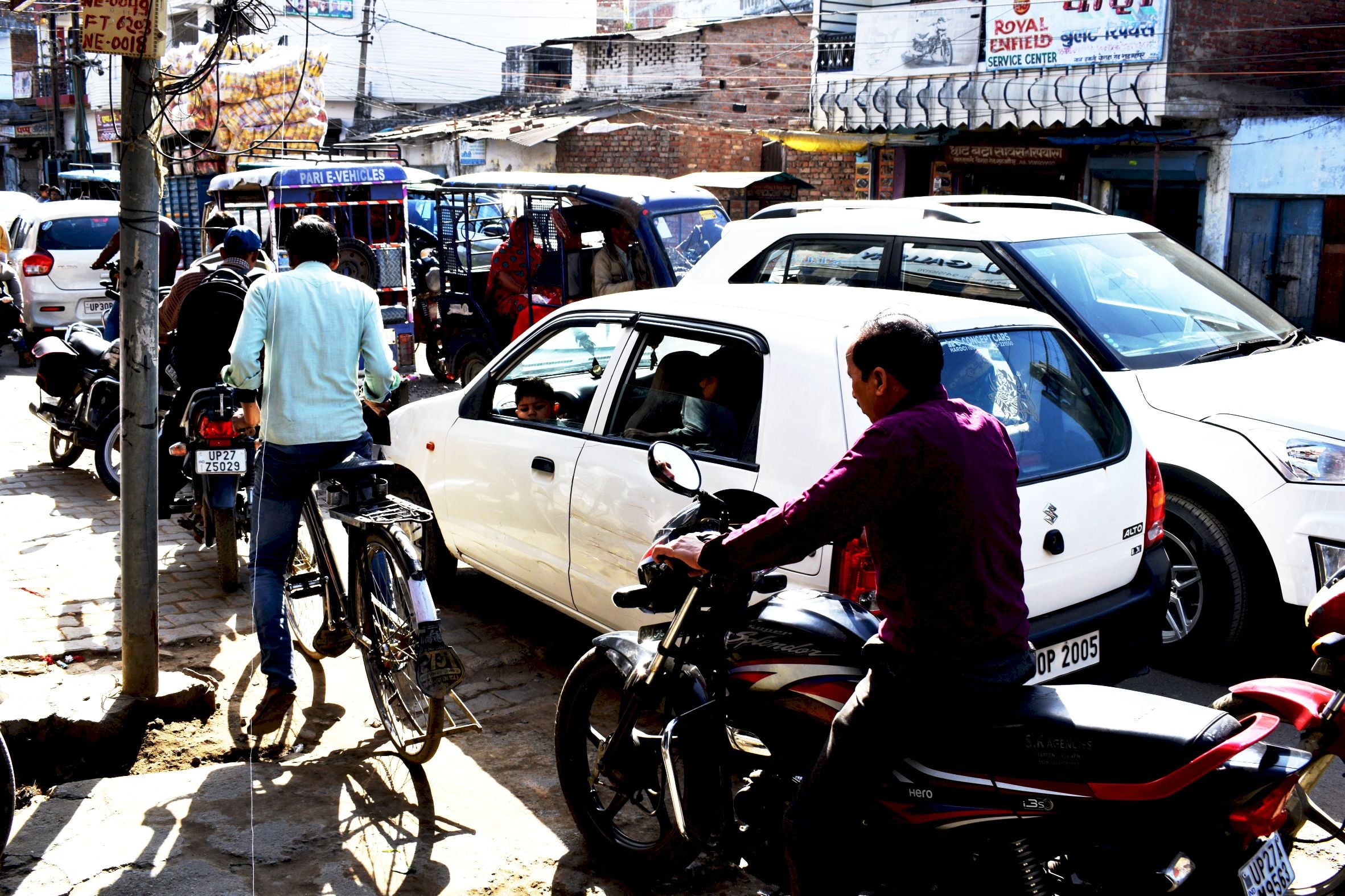 शाहजहांपुुर के खिरनी बाग में सीवर लाइन डालने को खोदी गई सडक को मिट्टी डाल कर पाट दिया गया । संव