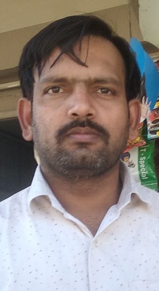 शाहजहांपुुर के खिरनी बाग में सीवर लाइन डालने को खोदी गई सडक को मिट्टी डाल कर पाट दिया गया । संव