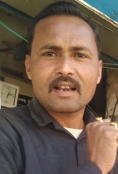 शाहजहांपुुर के खिरनी बाग में सीवर लाइन डालने को खोदी गई सडक को मिट्टी डाल कर पाट दिया गया । संव