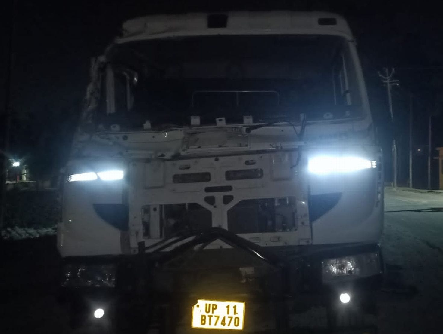 शाहजहांपुर में ग्रीन वैली स्कूल के पास पलटे एथेनॉल टैंकर को सीधा करने के दौरान पानी की बौछार कर शाहजहांपुर में ग्रीन वैली स्कूल के पास पलटे एथेनॉल टैंकर को सीधा करने के दौरान पानी की बौछार कर