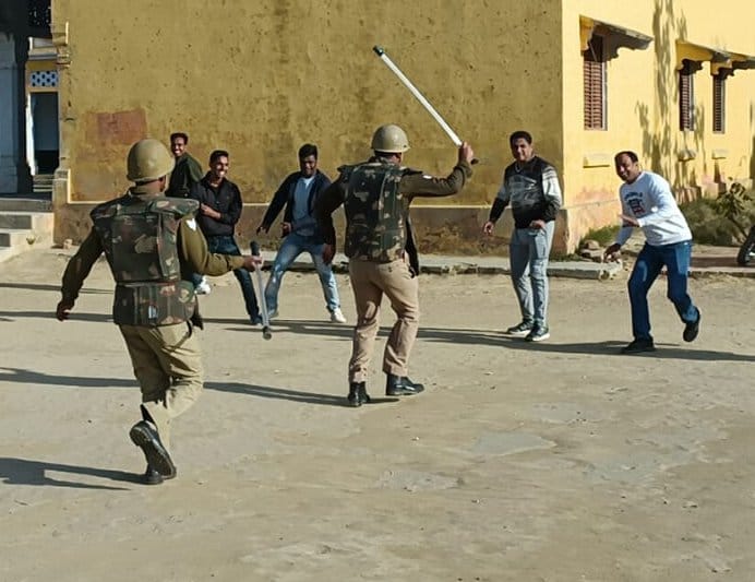 -कैराना के पब्लिक इंटर कालेज में दंगा नियंत्रण का अभ्यास करते सर्किल के तीनो थानो की पुलिस -कैराना के पब्लिक इंटर कालेज में दंगा नियंत्रण का अभ्यास करते सर्किल के तीनो थानो की पुलिस