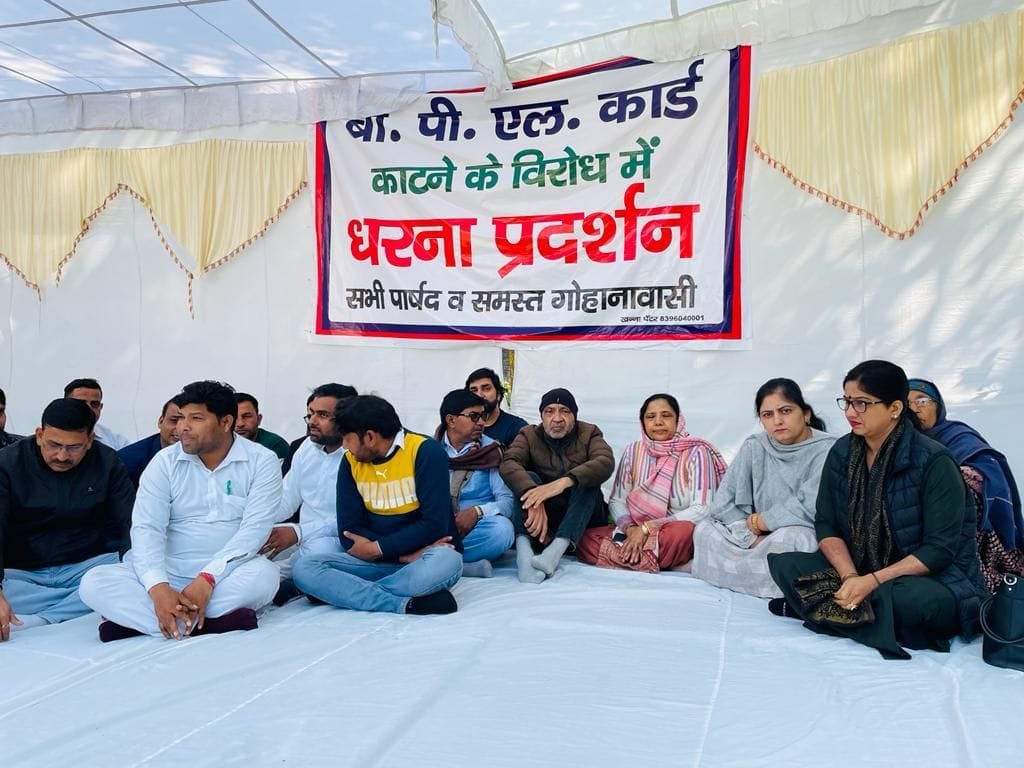 फोटो 28 - नगर परिषद कार्यालय में धरने पर बैठी अध्यक्ष रजनी विरमानी, वार्ड पार्षद व अन्य। संवाद