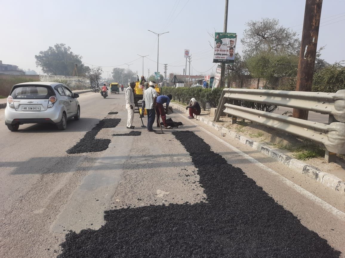 फोटो 30 - मुरथल रोड पर पेचवर्क लगाने का काम करते लोक निर्माण विभाग के कर्मचारी। संवाद फोटो 30 - मुरथल रोड पर पेचवर्क लगाने का काम करते लोक निर्माण विभाग के कर्मचारी। संवाद