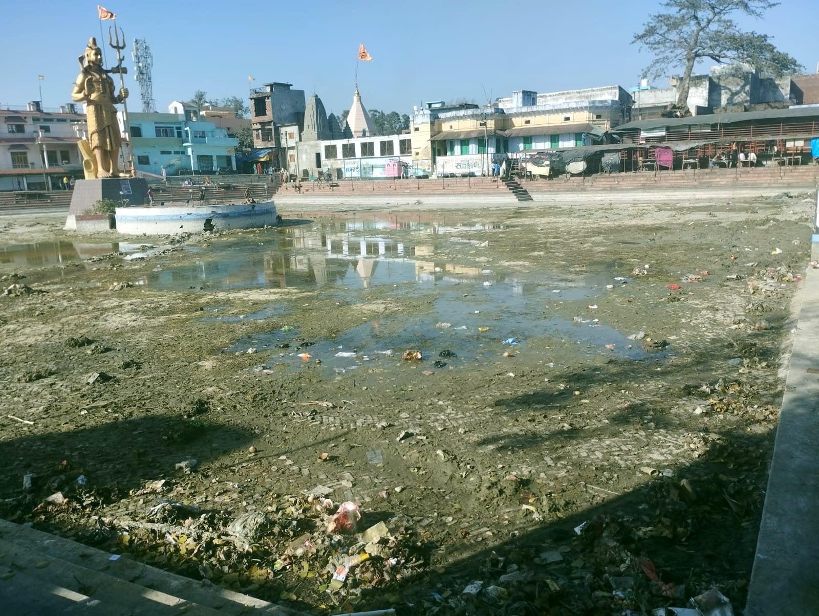 गोला गोकर्णनाथ का प्राचीन शिव मंदिर गोला गोकर्णनाथ का प्राचीन शिव मंदिर