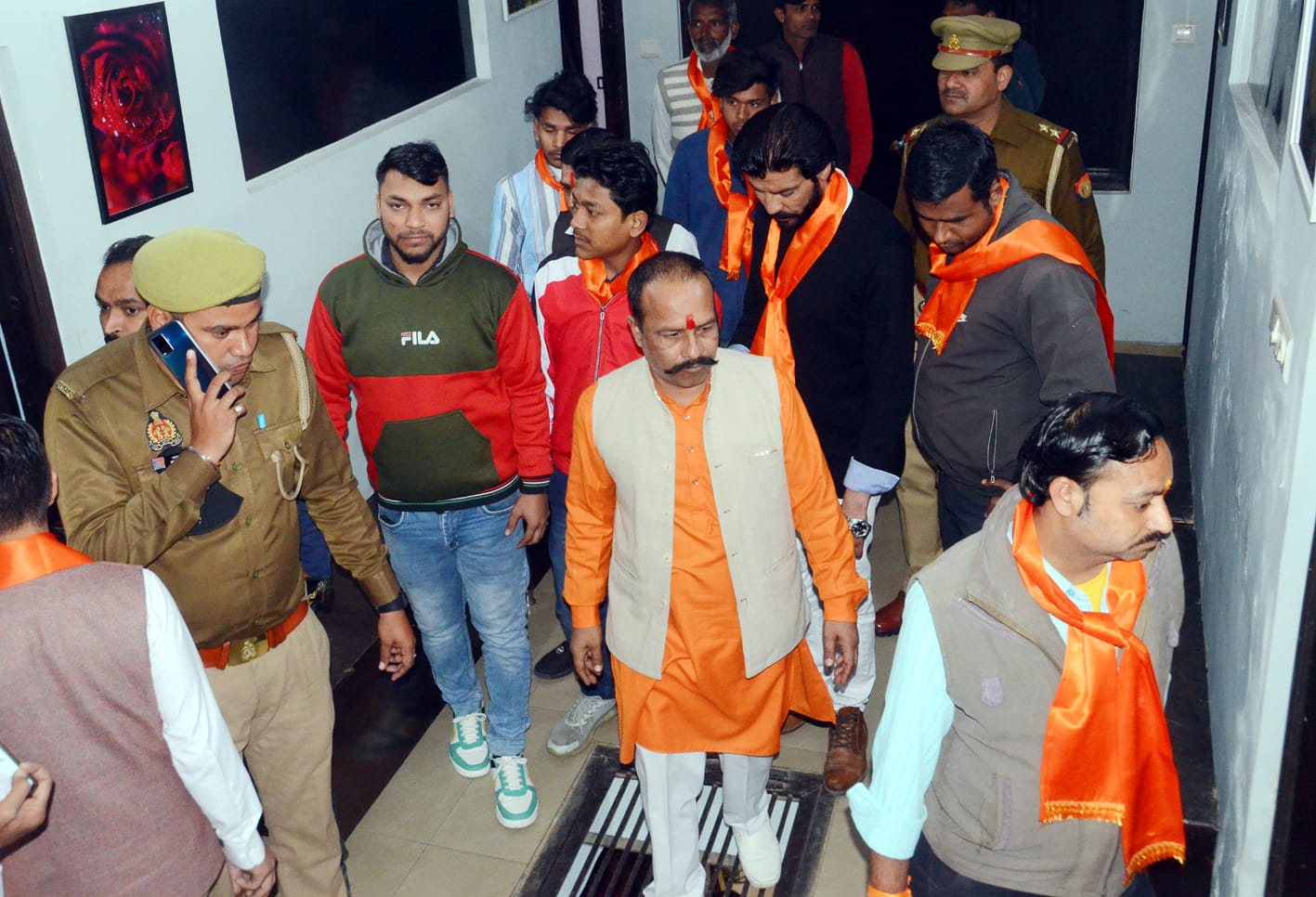 शिव चौक पर पुतला फूकंकर  वैलेंटाइन डें का विरोध जताते रष्ट्रीय बजरंग दल के कार्यकर्ता।