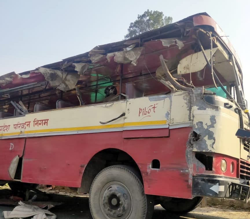 बिजनौर-मंडावर रोड पर मालन नदी के पुल पर सड़क दुर्घटना में क्षतिग्रस्त रोडवेज बस और जमा भीड़।