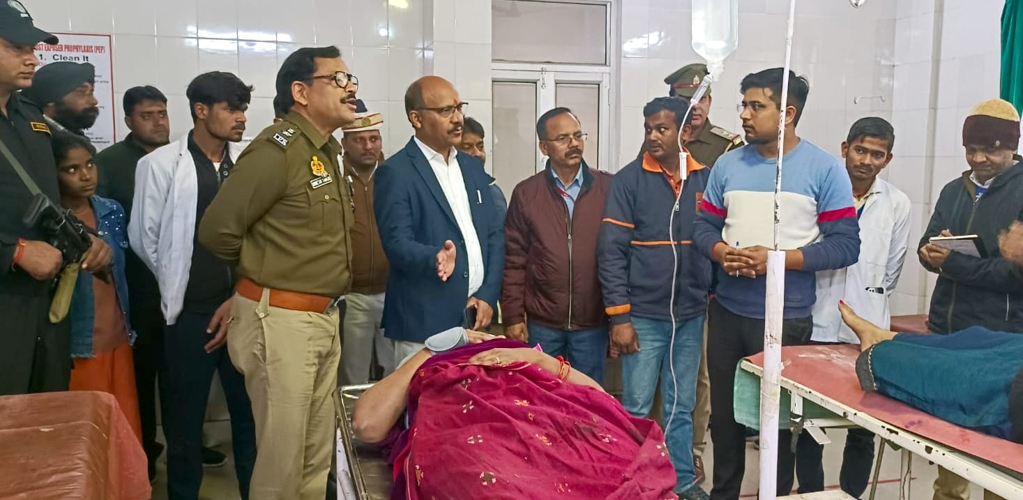बिजनौर-मंडावर रोड पर मालन नदी के पुल पर सड़क दुर्घटना में क्षतिग्रस्त रोडवेज बस और जमा भीड़।