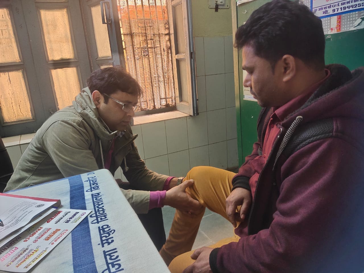 बिजनौर-मंडावर रोड पर मालन नदी के पुल पर सड़क दुर्घटना में क्षतिग्रस्त रोडवेज बस और जमा भीड़।