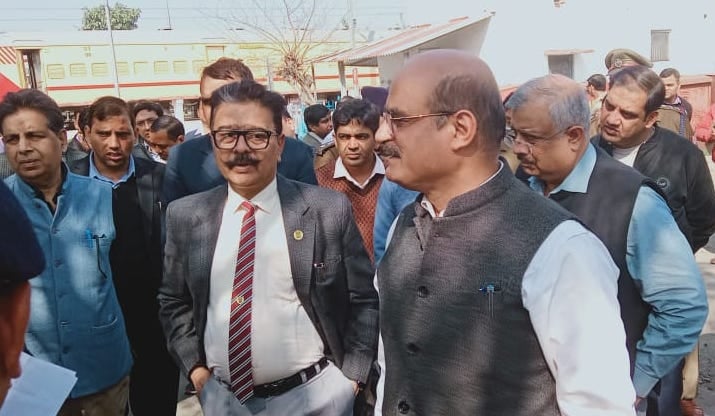 बिजनौर रेलवे स्टेशन का निरीक्षण करते रेलवे महाप्रबंधक आशुतोष गंगल। बिजनौर रेलवे स्टेशन का निरीक्षण करते रेलवे महाप्रबंधक आशुतोष गंगल।