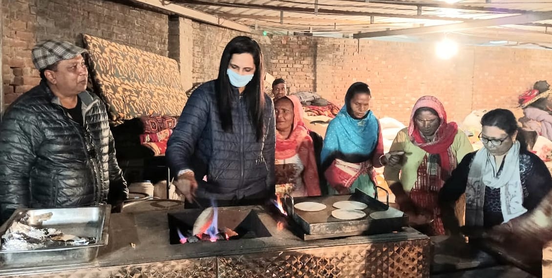 चांदपुर रामलीला मैदान में कांवड़ियों के लिए रोटी बनाती एसडीएम रितु चौधरी व तहसीलदार प्रभा सिंह। चांदपुर रामलीला मैदान में कांवड़ियों के लिए रोटी बनाती एसडीएम रितु चौधरी व तहसीलदार प्रभा सिंह।