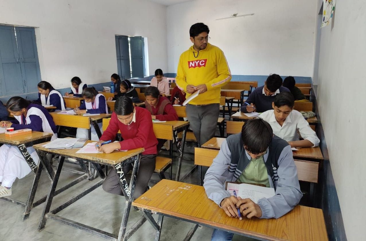 फोटो 10- मुरथल अड्डा स्थित राजकीय कन्या वरिष्ठ माध्यमिक विद्यालय में सुपर-100 की परीक्षा के दौर