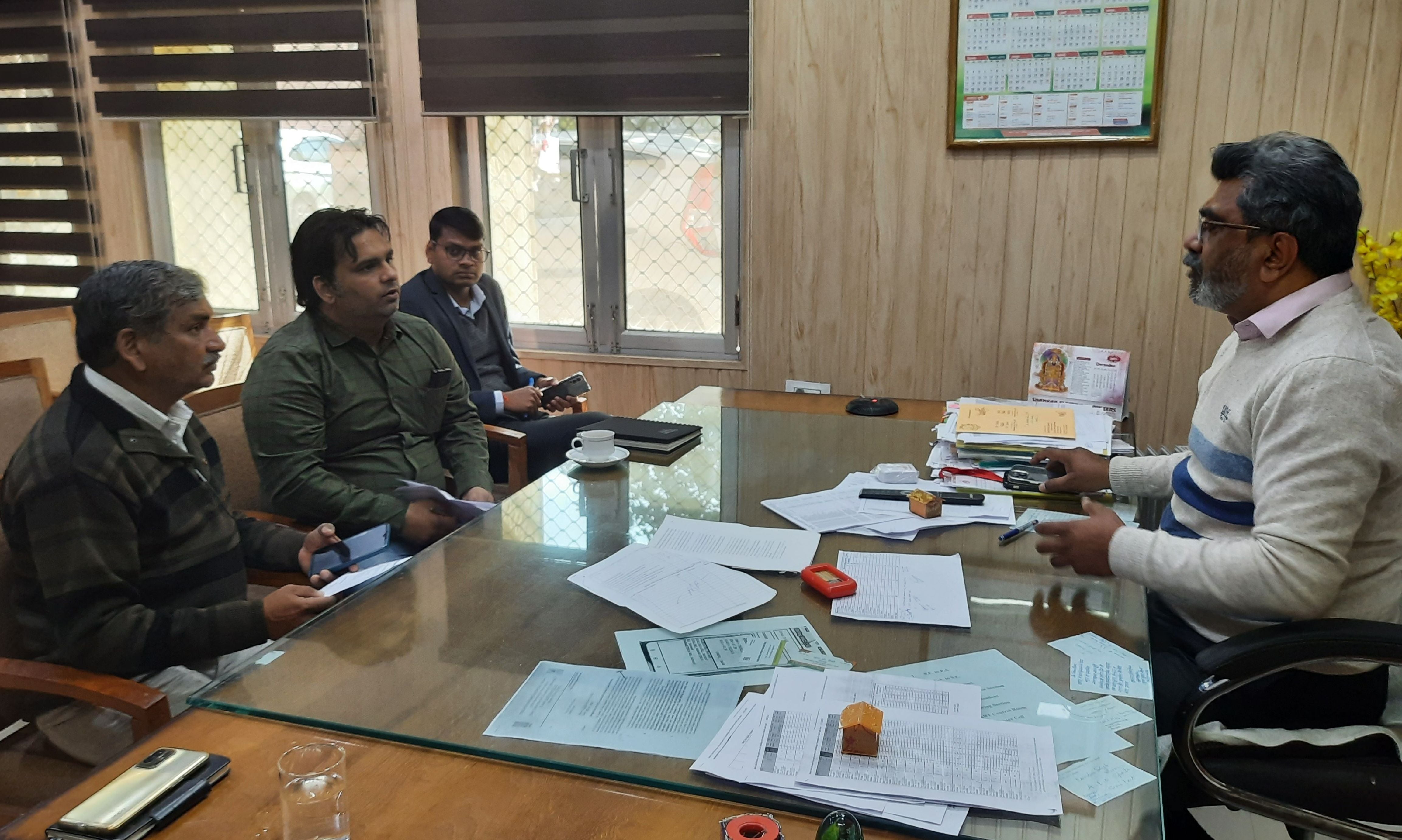 फोटो 32: बिजली उपभोक्ता की शिकायत पर उपमंडल अभियंता को निर्देश देते अधीक्षण अभियंता संदीप जैन। फोटो 32: बिजली उपभोक्ता की शिकायत पर उपमंडल अभियंता को निर्देश देते अधीक्षण अभियंता संदीप जैन।
