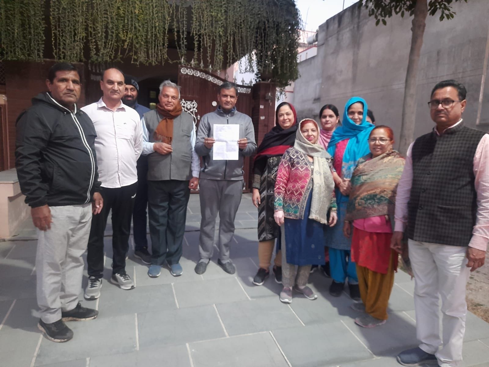 फोटो 40 - सेक्टर-12 पार्ट-3 में हुडा विभाग की पॉलिसी के खिलाफ रोष जताते सेक्टरवासी। संवाद फोटो 40 - सेक्टर-12 पार्ट-3 में हुडा विभाग की पॉलिसी के खिलाफ रोष जताते सेक्टरवासी। संवाद