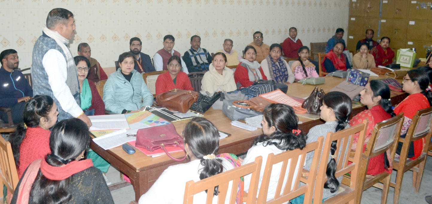 शामली हिंदू कन्या इंटर कॉलेज में रोल नंबर देखते छात्र-छात्रा। शामली हिंदू कन्या इंटर कॉलेज में रोल नंबर देखते छात्र-छात्रा।
