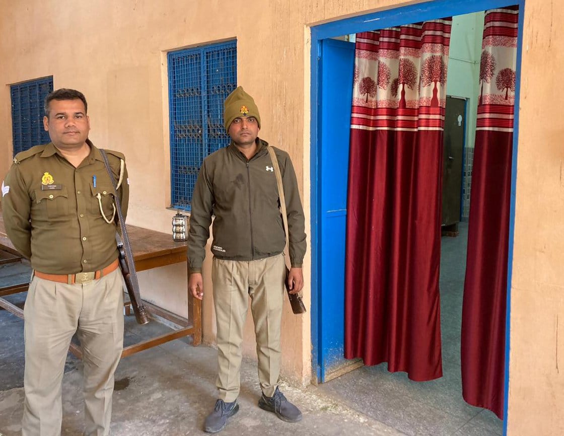 शामली हिंदू कन्या इंटर कॉलेज में रोल नंबर देखते छात्र-छात्रा। शामली हिंदू कन्या इंटर कॉलेज में रोल नंबर देखते छात्र-छात्रा।