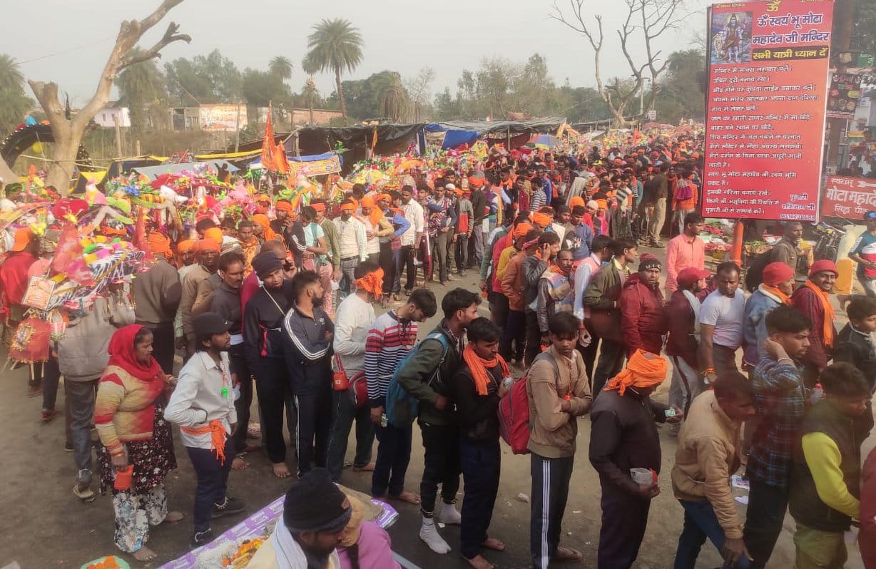 शिव भोले की झांकी के साथ धामपुर से गंतव्य की ओर से रवाना होता कांबड़ियों का जत्था।