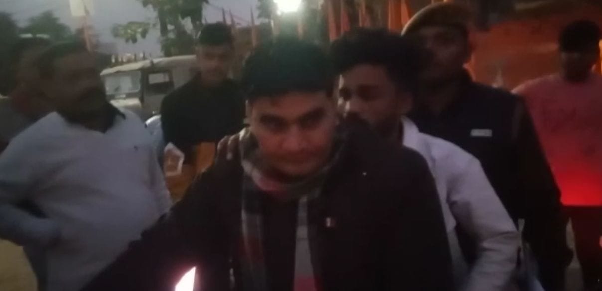 शाहजहांपुर में हाथ में बाल लिए खड़ा हिंदू संगठनों द्वारा पकड़ा गया युवक। संवाद