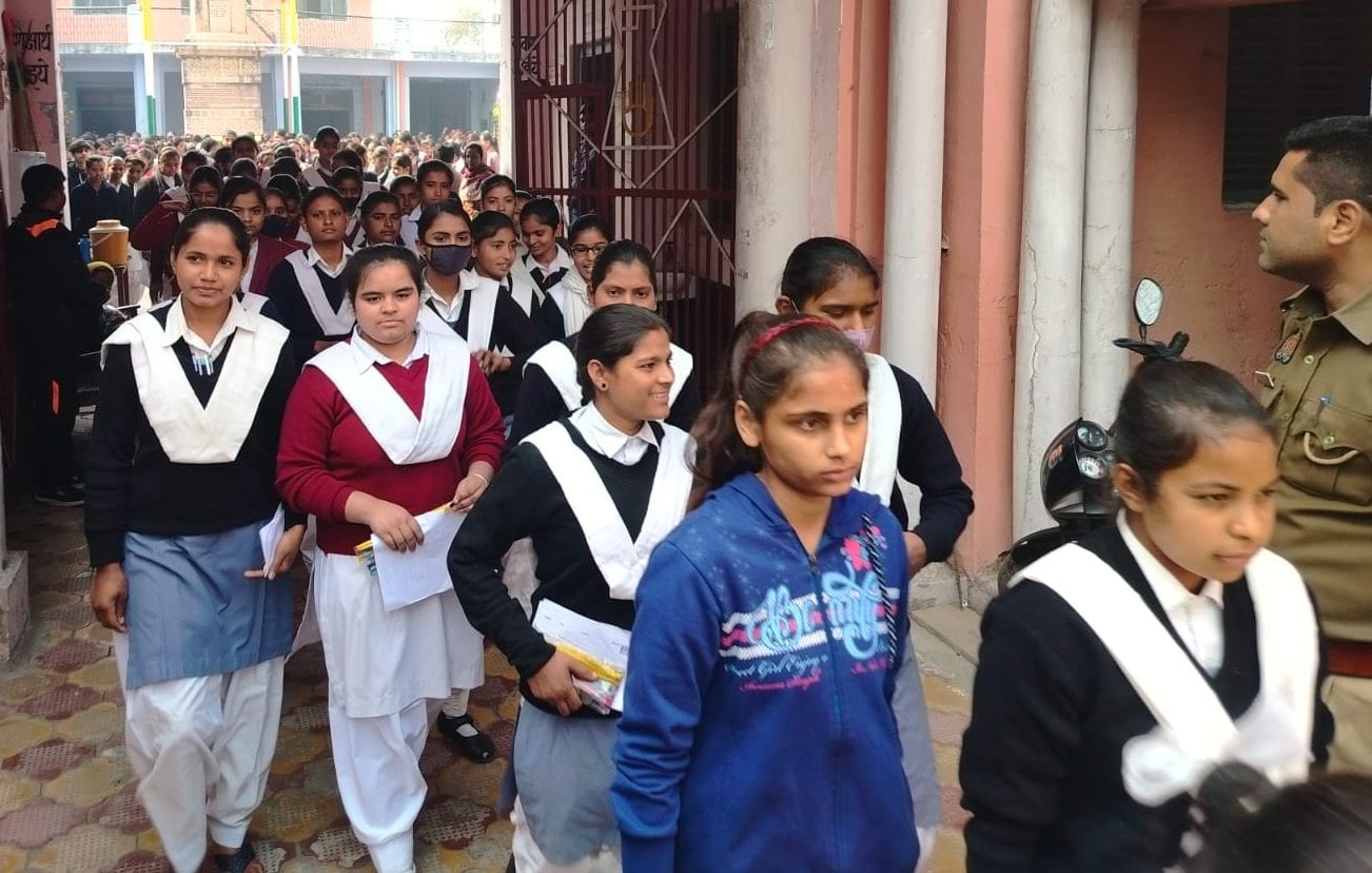 कैसा गया तेरा पेपर, मेरा तो बहुत अच्छा गया पेपर, तो इसी बात कर दे ताली:बागपत के यमुना इंटर कॉले कैसा गया तेरा पेपर, मेरा तो बहुत अच्छा गया पेपर, तो इसी बात कर दे ताली:बागपत के यमुना इंटर कॉले