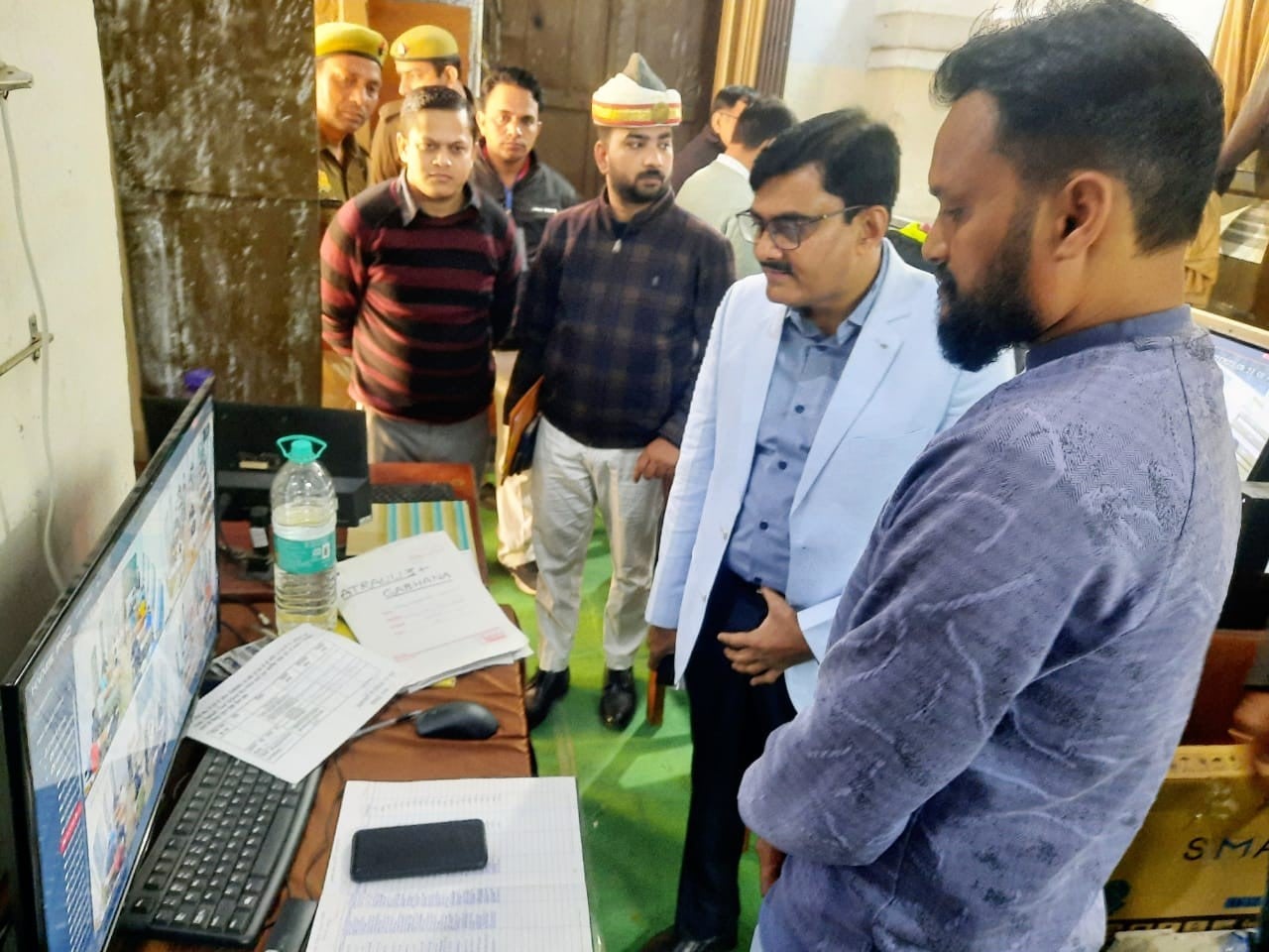 नौरंगीलाल राजकीय इण्टर कालेज परीक्षा केन्द्र का औचक निरीक्षण करते डीएम इंद्र विक्रम सिंह। 