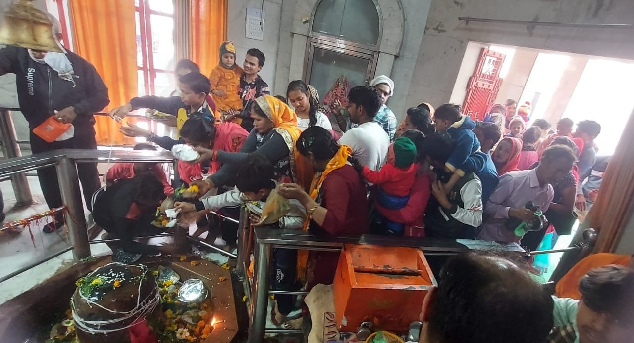 बागपत में शिव के गीतो पर नृत्य करते शिवभक्त बागपत में शिव के गीतो पर नृत्य करते शिवभक्त