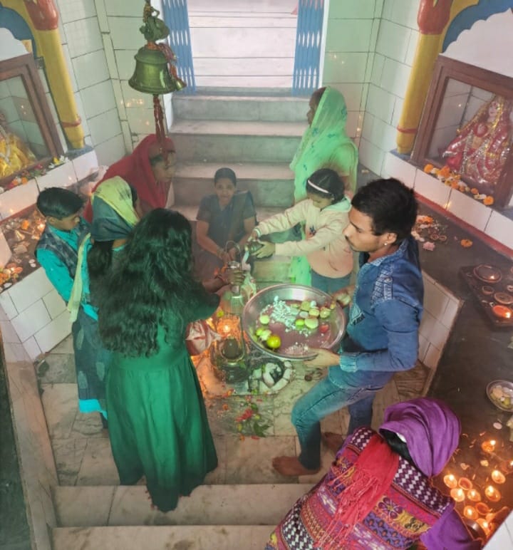 बिजनौर में महाशिवरात्रि पर गांव खारी के पास झारखंडी शिव मंदिर पर जलाभिषेक करने के लिए लगी श्रृद