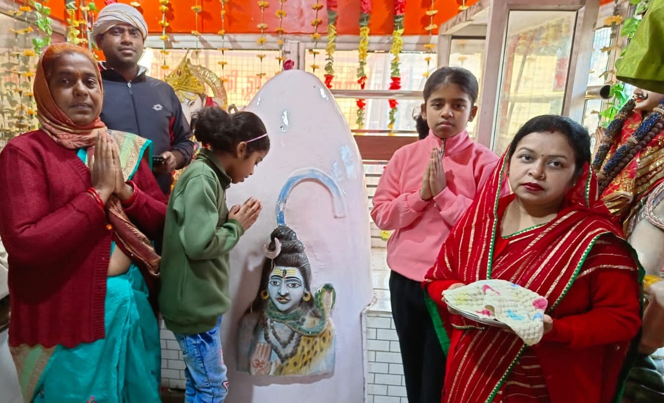 बिजनौर में महाशिवरात्रि पर गांव खारी के पास झारखंडी शिव मंदिर पर जलाभिषेक करने के लिए लगी श्रृद