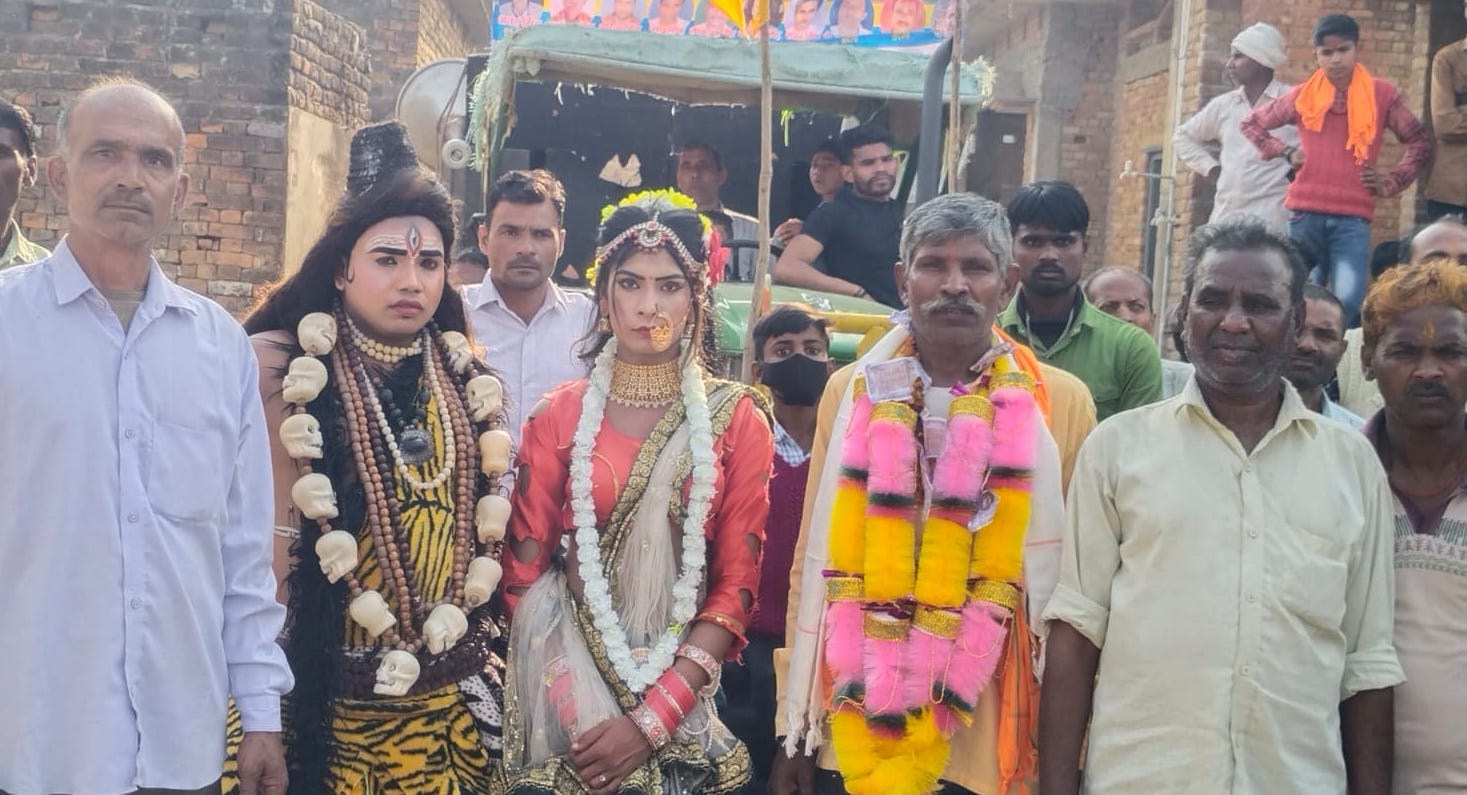 बिजनौर में महाशिवरात्रि पर गांव खारी के पास झारखंडी शिव मंदिर पर जलाभिषेक करने के लिए लगी श्रृद
