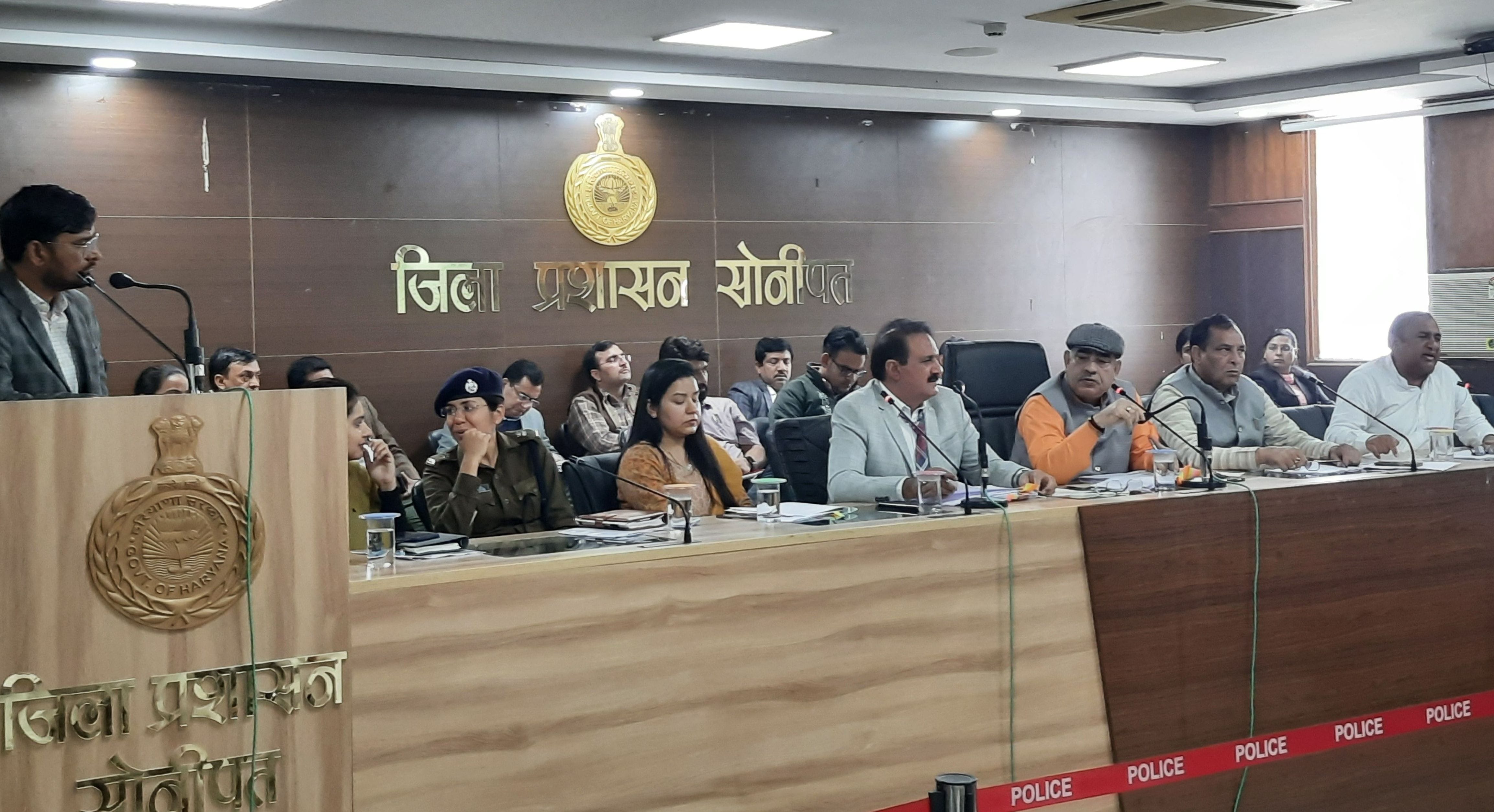 फोटो 14: एनएचएआई के खिलाफ अपनी फरियाद बताते जनस्वास्थ्य विभाग के कार्यकारी अभियंता जितेंद्र हुड फोटो 14: एनएचएआई के खिलाफ अपनी फरियाद बताते जनस्वास्थ्य विभाग के कार्यकारी अभियंता जितेंद्र हुड