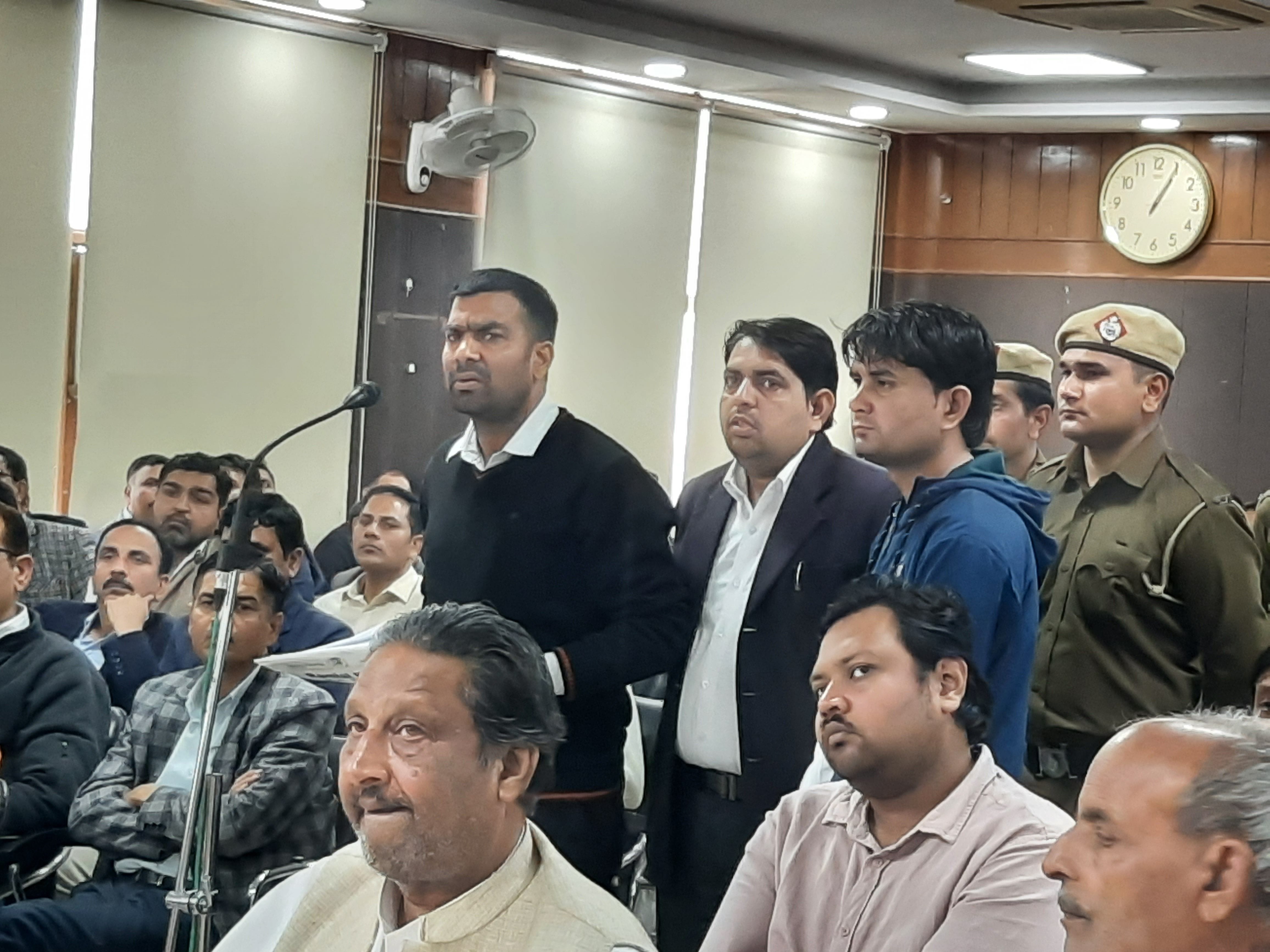 फोटो 14: एनएचएआई के खिलाफ अपनी फरियाद बताते जनस्वास्थ्य विभाग के कार्यकारी अभियंता जितेंद्र हुड फोटो 14: एनएचएआई के खिलाफ अपनी फरियाद बताते जनस्वास्थ्य विभाग के कार्यकारी अभियंता जितेंद्र हुड