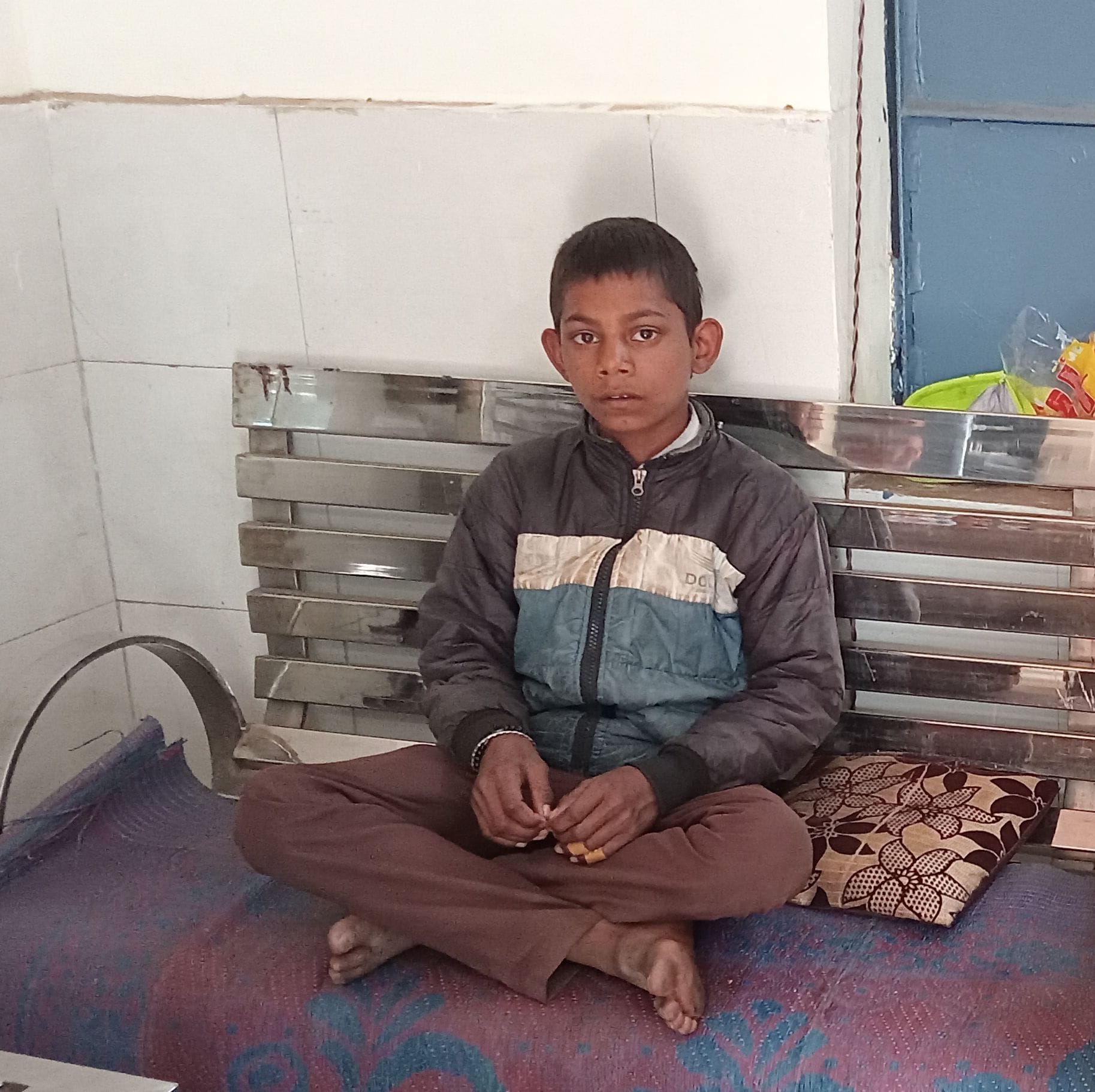 फोटो 21 - आरपीएफ थाने में बैठा किशोर नीलेश कुशवाहा। संवाद फोटो 21 - आरपीएफ थाने में बैठा किशोर नीलेश कुशवाहा। संवाद