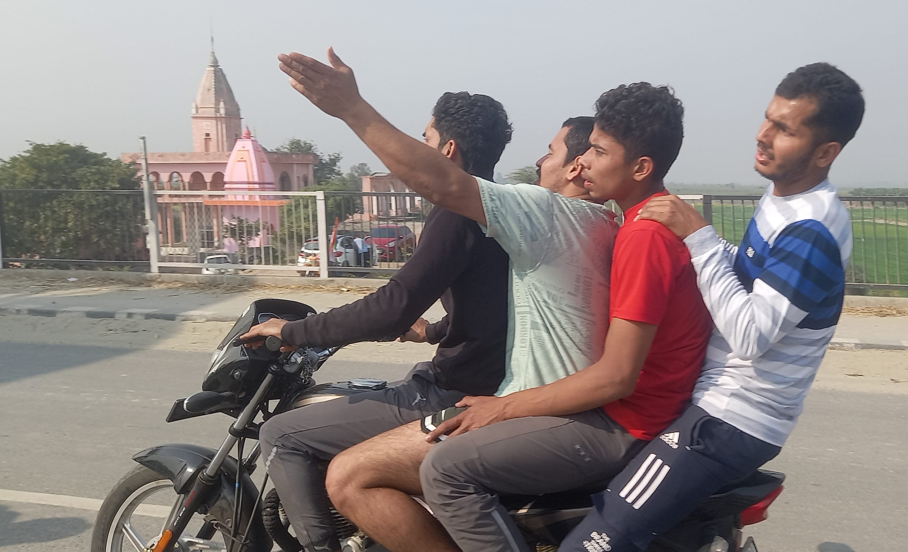 हर हर महादेव:बागपत के दिल्ली-सहारनपुर नेशनल हाईवे पर हरिद्यार से गंगाजल लेकर आता शिवभक्त हर हर महादेव:बागपत के दिल्ली-सहारनपुर नेशनल हाईवे पर हरिद्यार से गंगाजल लेकर आता शिवभक्त