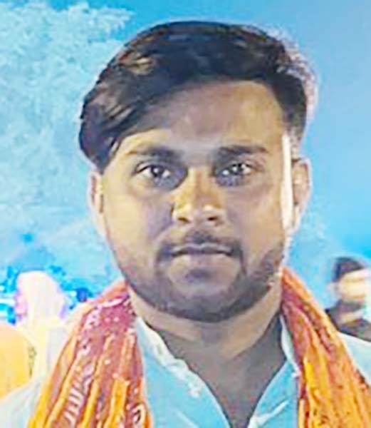 हादसे से पूर्व बाबा श्याम खाटू के दर्शन करते सुमित अपने दोस्तों के साथ। संवाद