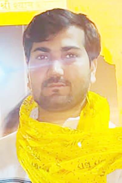 हादसे से पूर्व बाबा श्याम खाटू के दर्शन करते सुमित अपने दोस्तों के साथ। संवाद
