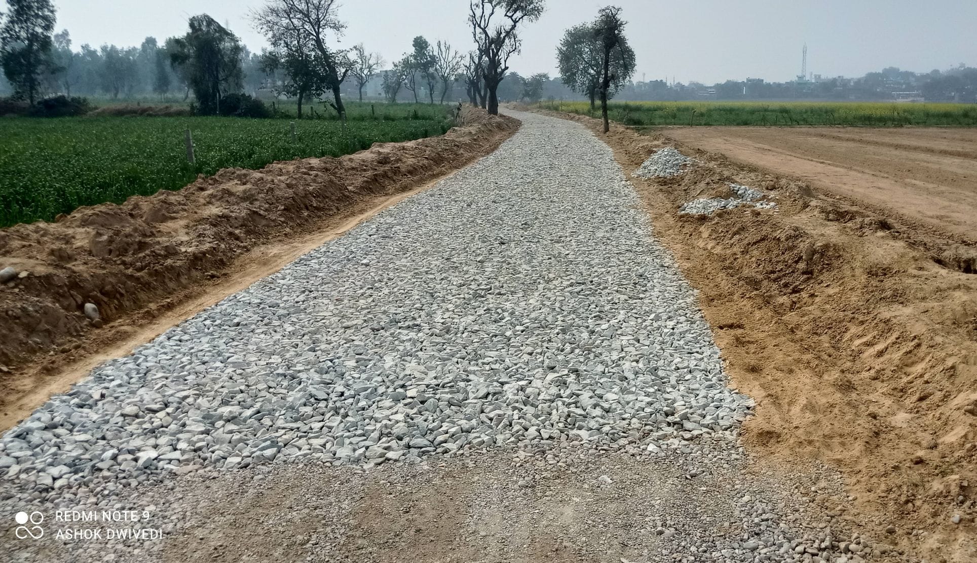 जलालाबाद में उबरिया गांव के समीप निर्माणाधीन फ्लाईओवर के पिलर । संवाद जलालाबाद में उबरिया गांव के समीप निर्माणाधीन फ्लाईओवर के पिलर । संवाद