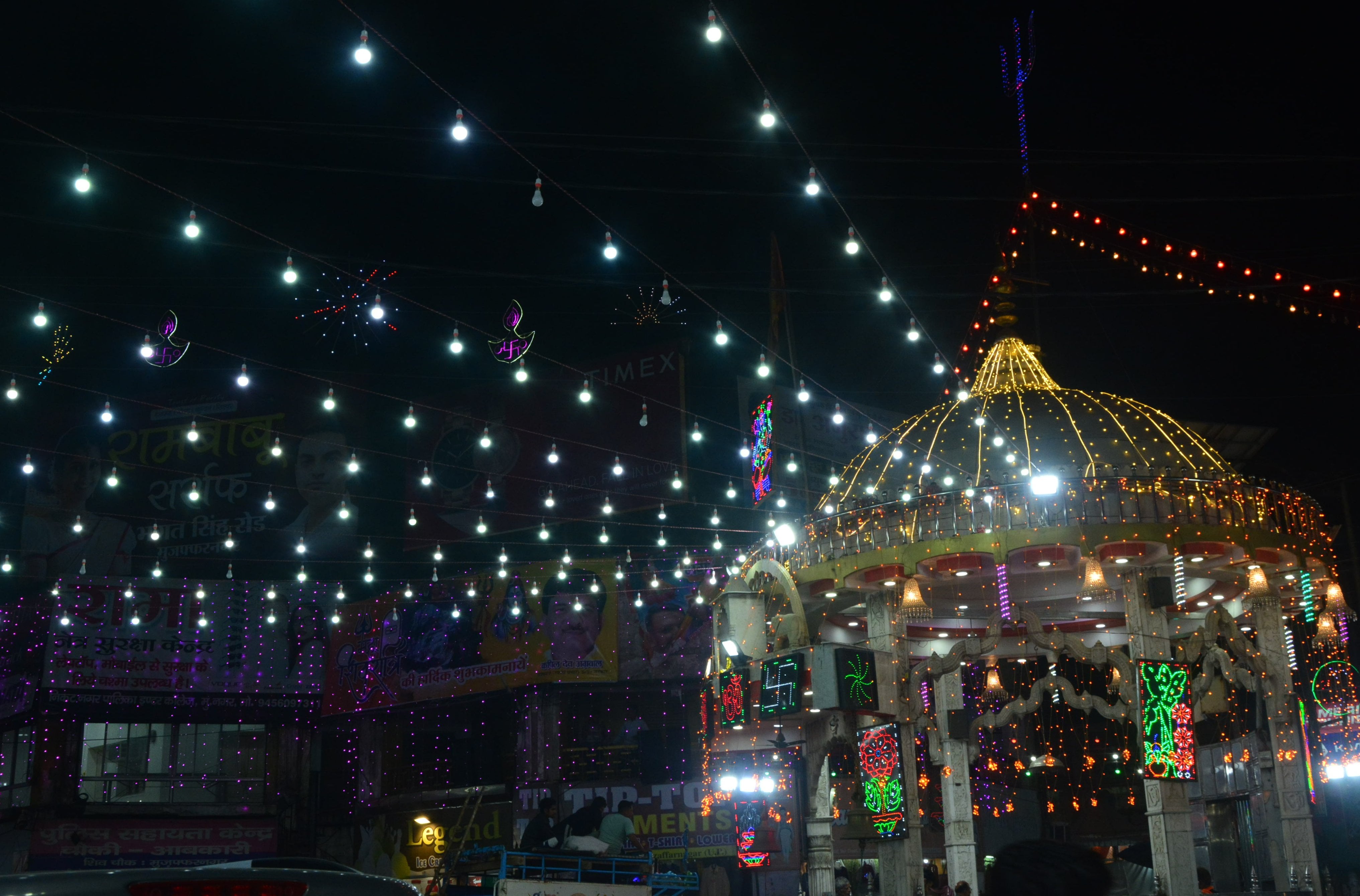 महा शिवरात्रि पर्व पर नगर  के शिव चौक की परिक्रमा करते  कांवडियें ।
