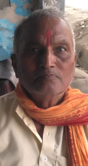 मिर्जापुर के कोलाघाट का क्षति पैंटून पुल से निकलते लोग । संवाद मिर्जापुर के कोलाघाट का क्षति पैंटून पुल से निकलते लोग । संवाद