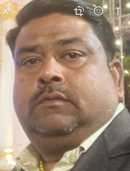 मिर्जापुर के कोलाघाट का क्षति पैंटून पुल से निकलते लोग । संवाद मिर्जापुर के कोलाघाट का क्षति पैंटून पुल से निकलते लोग । संवाद