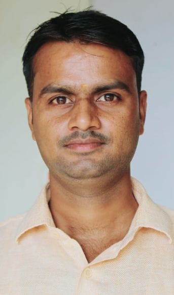 मिर्जापुर के कोलाघाट का क्षति पैंटून पुल से निकलते लोग । संवाद मिर्जापुर के कोलाघाट का क्षति पैंटून पुल से निकलते लोग । संवाद