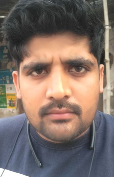 मिर्जापुर के कोलाघाट का क्षति पैंटून पुल से निकलते लोग । संवाद मिर्जापुर के कोलाघाट का क्षति पैंटून पुल से निकलते लोग । संवाद