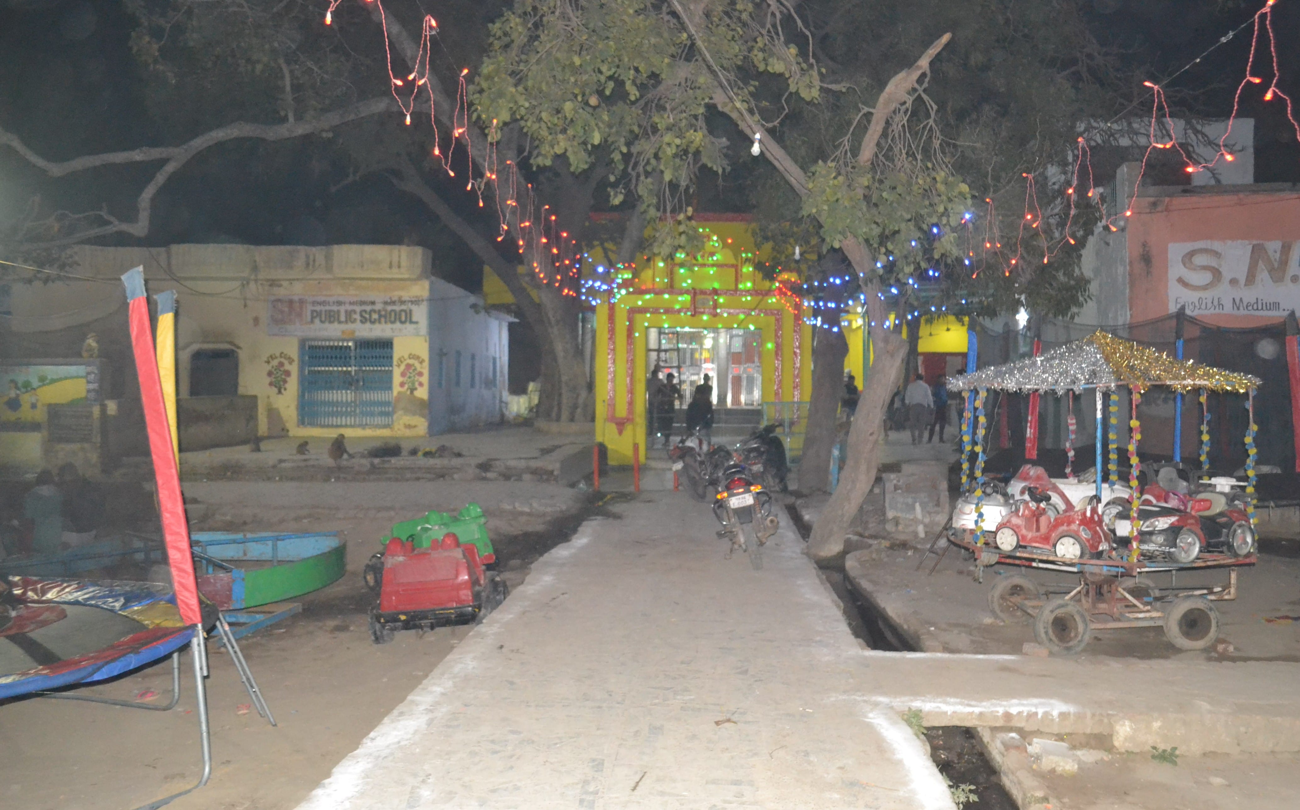 रात्रि में गोपेश्वर महादेव मंदिर पर लगी भीड़ । संवाद रात्रि में गोपेश्वर महादेव मंदिर पर लगी भीड़ । संवाद