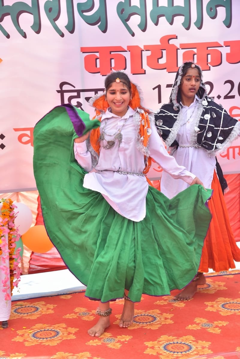 सम्मान समारोह के दौरान विद्यार्थियों व शिक्षकों को सम्मानित करतीं सीजेएम अनुराधा सिंह व डीईओ सं सम्मान समारोह के दौरान विद्यार्थियों व शिक्षकों को सम्मानित करतीं सीजेएम अनुराधा सिंह व डीईओ सं