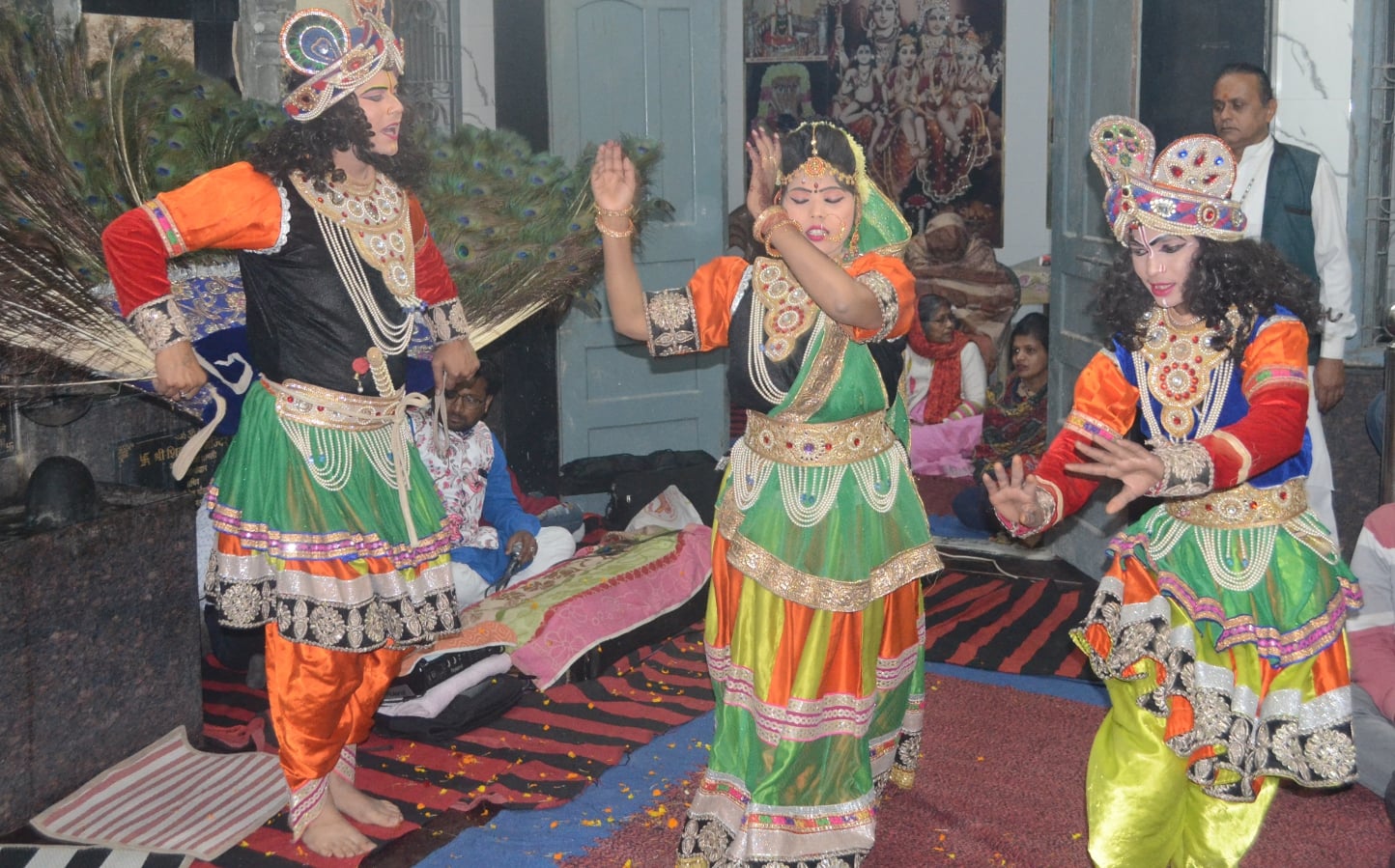 शामली के अजुध्या चौक स्थित शिव सैन मंदिर में महाशिवरात्रि पर भजन कीर्तन में राधा कृष्ण की वेश-भ