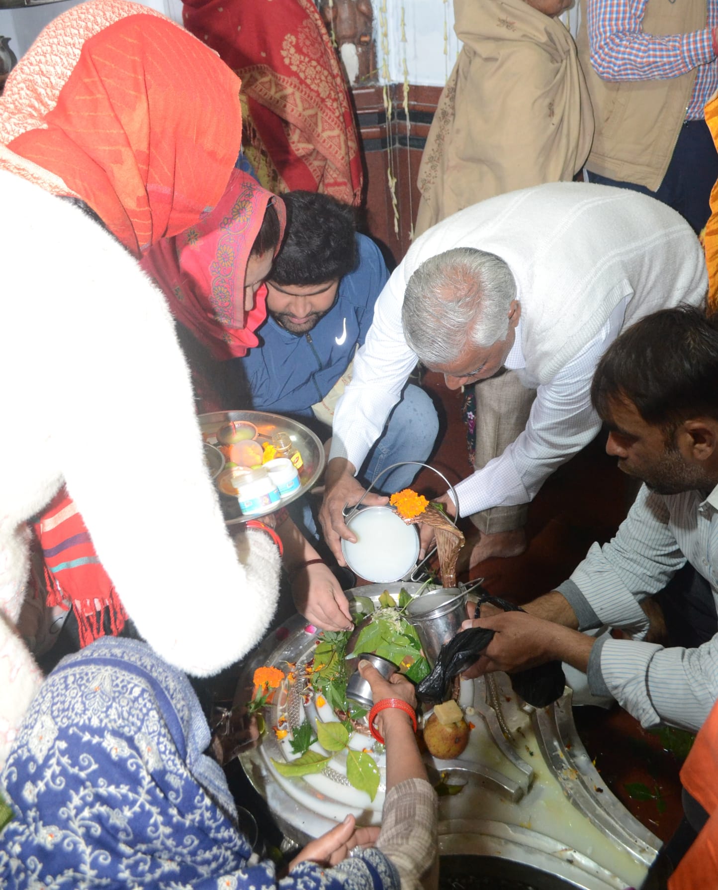 शामली धीमानपुरा मार्ग पर कांवड़ियों के वाहनों से लगा जाम। शामली धीमानपुरा मार्ग पर कांवड़ियों के वाहनों से लगा जाम।