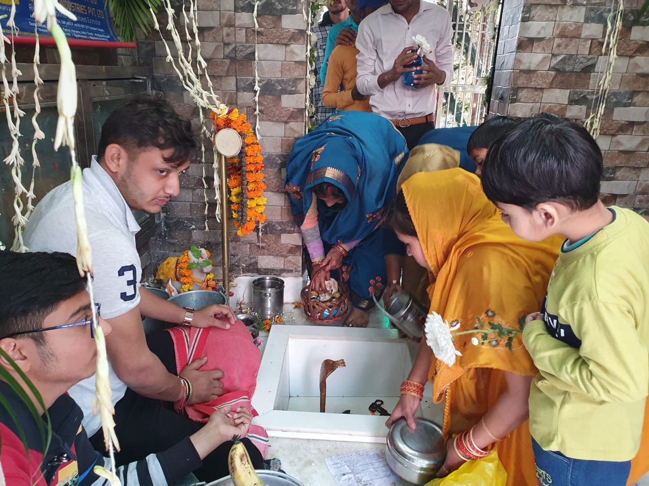 शामली धीमानपुरा मार्ग पर कांवड़ियों के वाहनों से लगा जाम। शामली धीमानपुरा मार्ग पर कांवड़ियों के वाहनों से लगा जाम।
